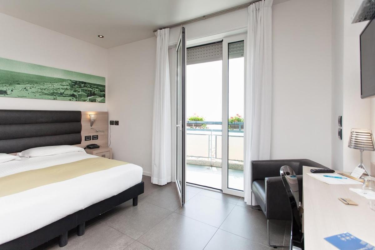 Hotel Adlon 4*